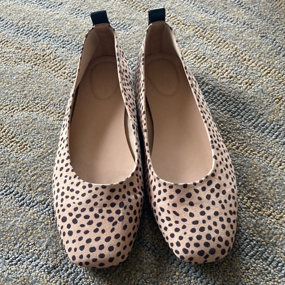 Universal threads Flats
